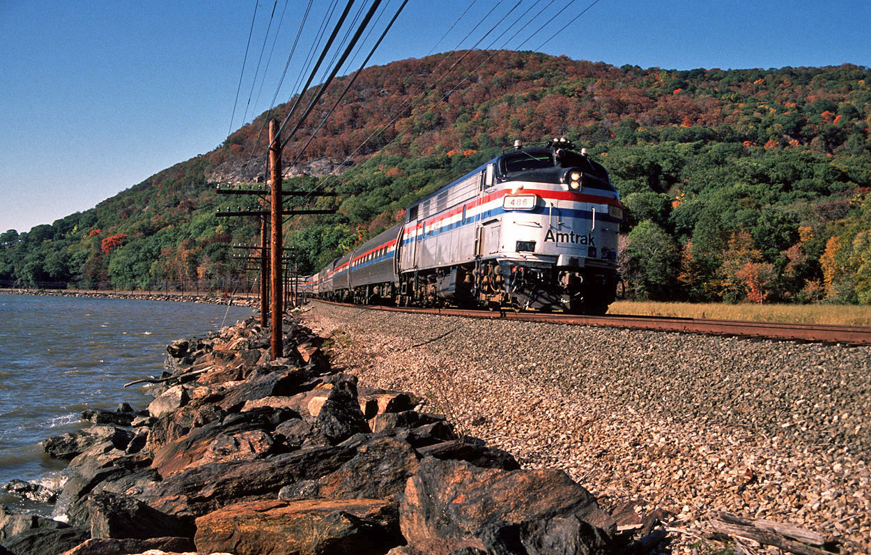 Amtrak FL9 486 skirts the Hudson River with a passenger train from Montreal to New York Central at Peekskill (USA) on 10 October 1993.